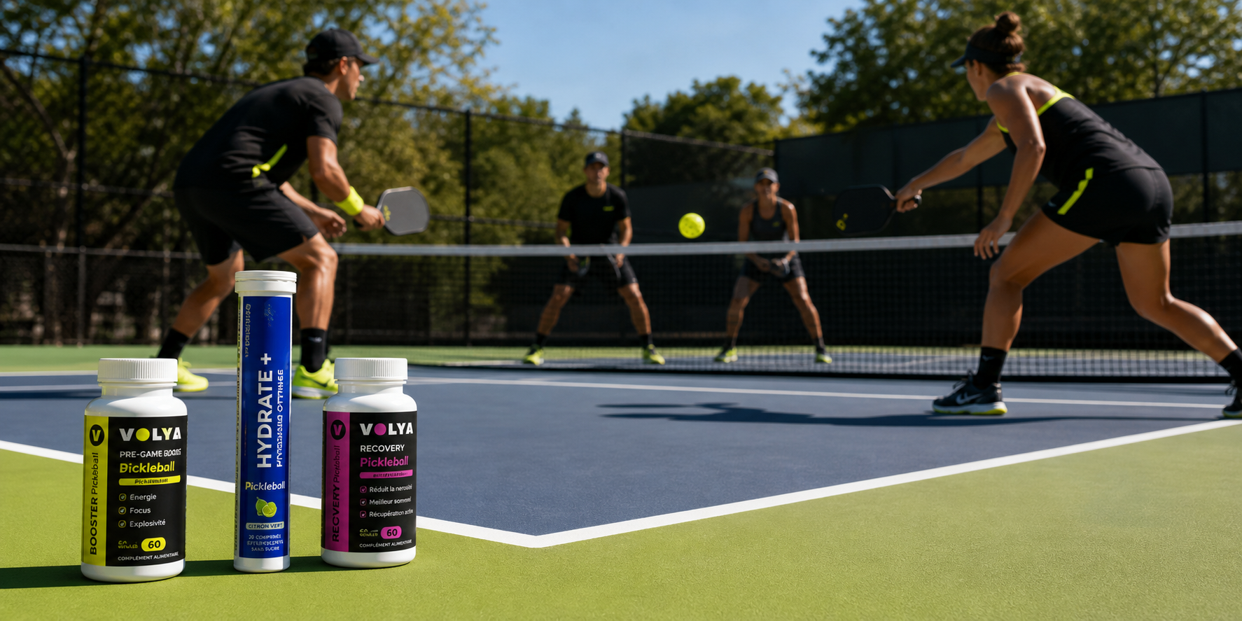 Match de pickleball avec les produits Volya au bord du terrain